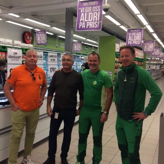 Daglig leder av Prima Renhold AS sammen med ledelsen fra Kiwi under åpning av butikken